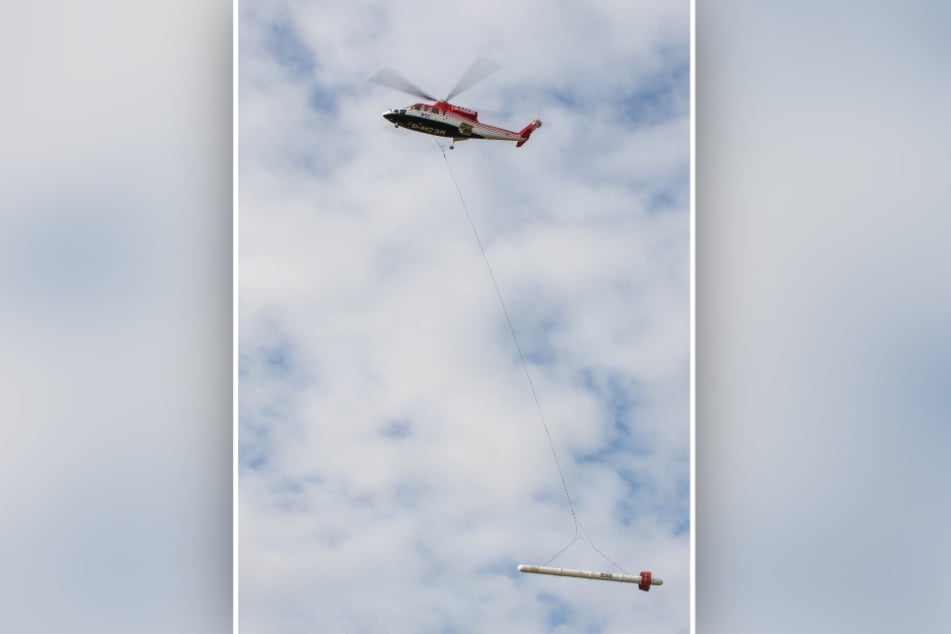 Ein Hubschrauber wie dieser kreist im September über das West-Erzgebirge.