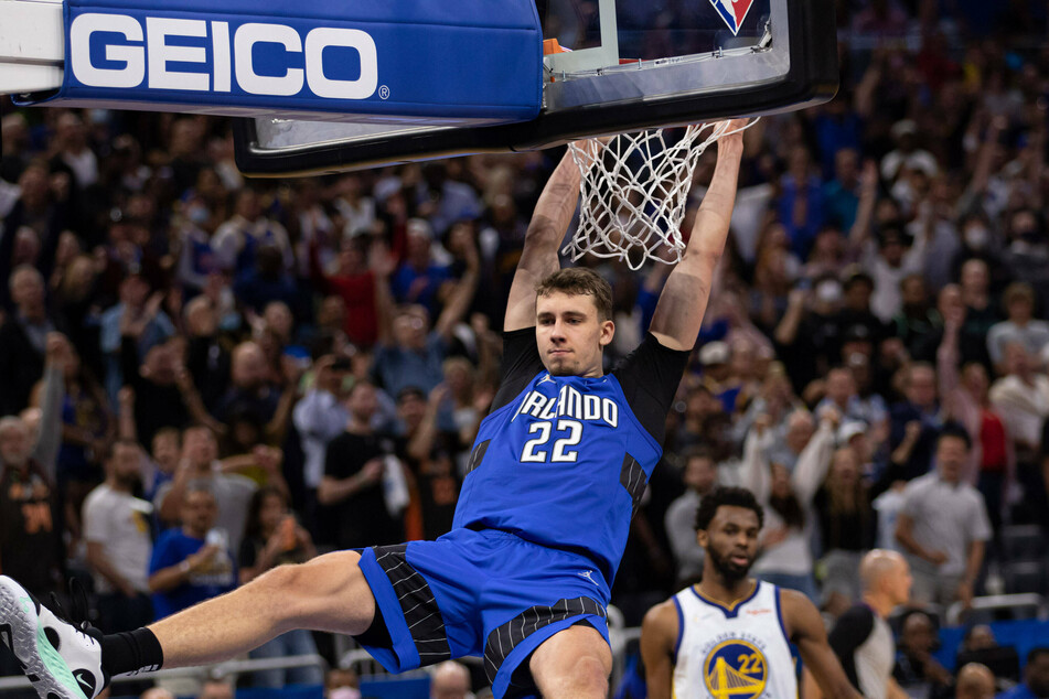 Orlando Magic's Franz Wagner dunks the final possession of the night against the Warriors.