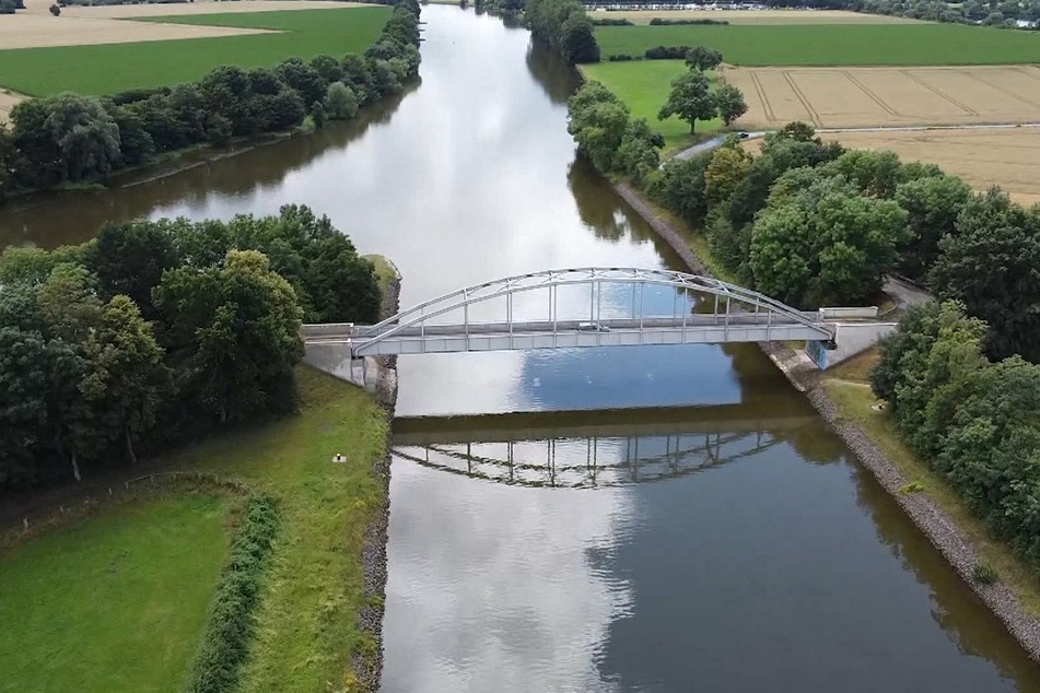 Die Leiche der Frau wurde nahe der Weser unter einer Eisenbahnbrücke gefunden. (Archivbild)