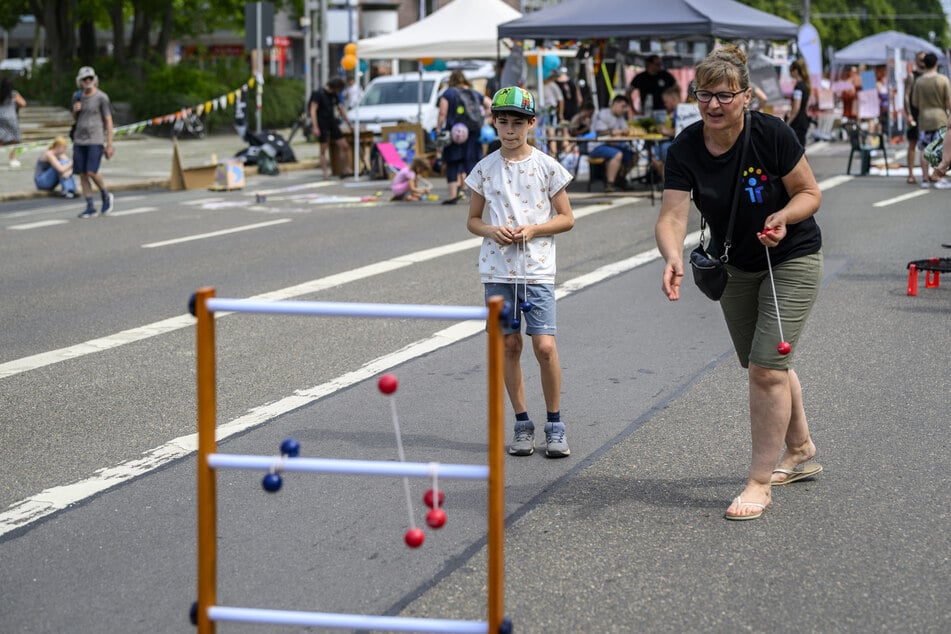 Zahlreiche Mitmachstationen zeigten, wie lebenswert die Stadt sein kann. Max (13, l.) und Ricarda Opitz vom Verein "Regenbogenbus" spielten Leitergolf.