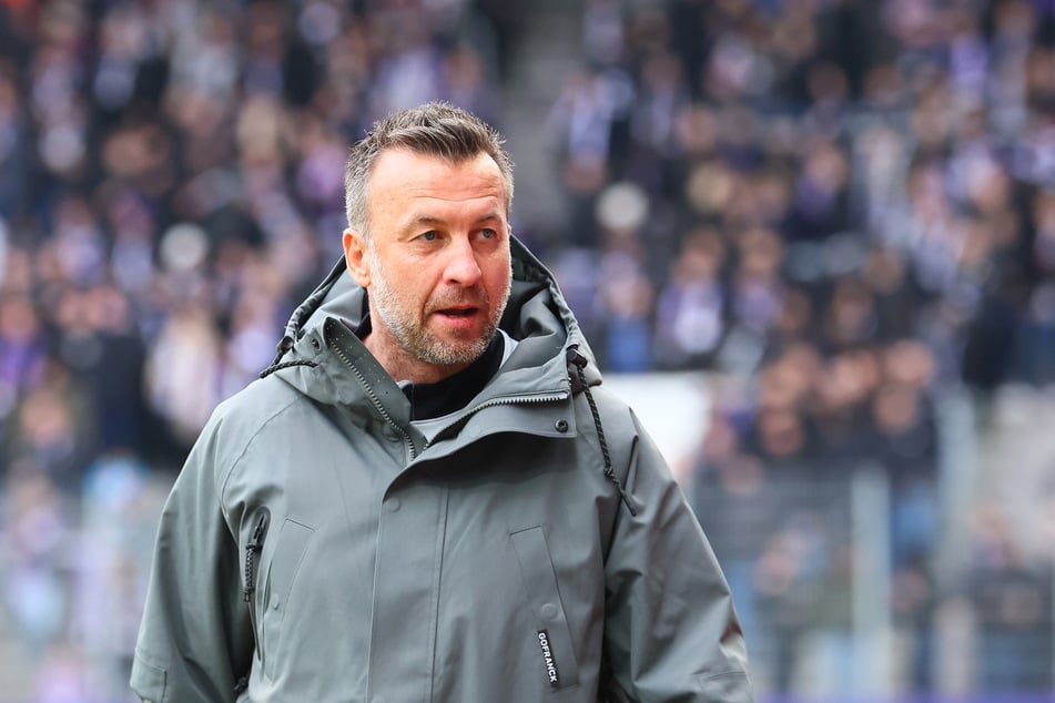 Aue-Trainer Christoph Dabrowski (47) ist beeindruckt, wer alles hinter dem Kumpelverein steht.