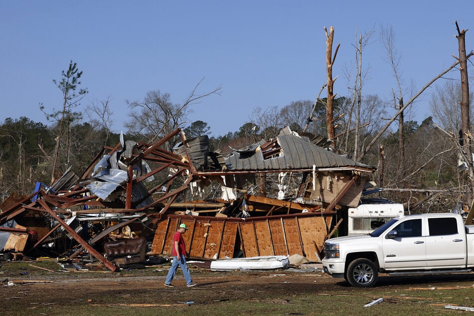 Anwohner suchen nach dem Durchzug eines Tornados in Plantersville, bei dem zwei Menschen ums Leben kamen, nach persönlichen Gegenständen.