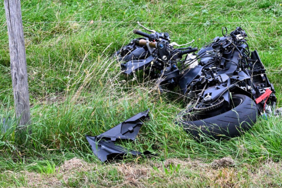 Abbiegevorgang endet tödlich: Motorradfahrer (27) kracht in Auto und stirbt