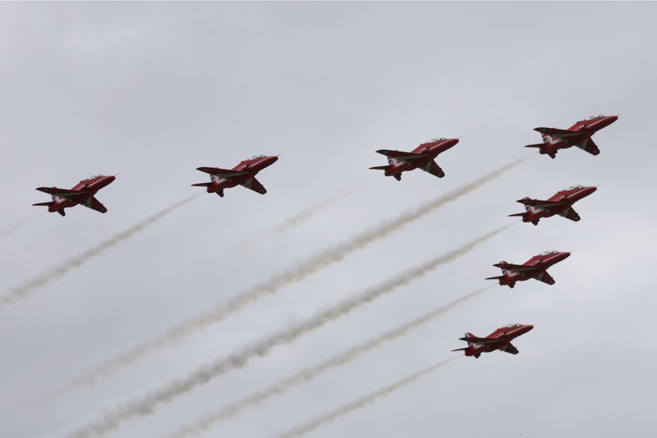 Kur vor der Landung flogen die "Red Arrows" im Formationsflug.