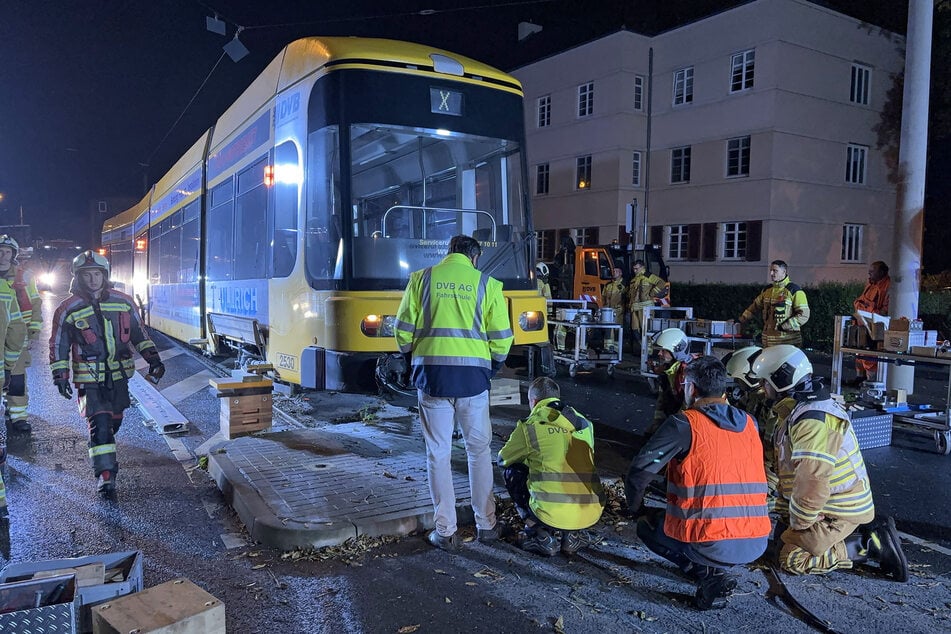 Die Tram entgleiste und rutschte über eine Verkehrsinsel.