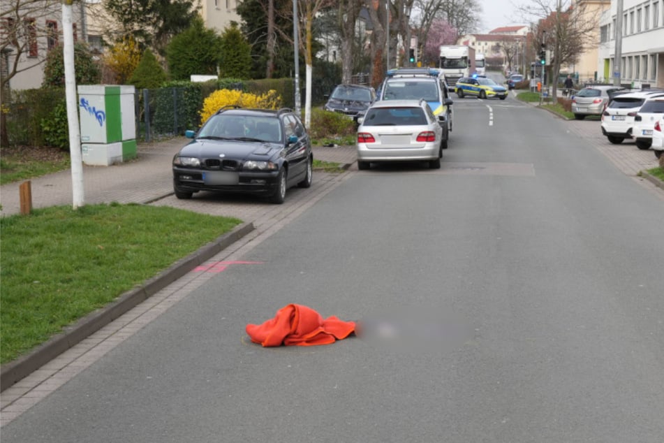 Nach dem Unfall war noch Blut auf der Straße zu sehen, ein Handtuch lag daneben.
