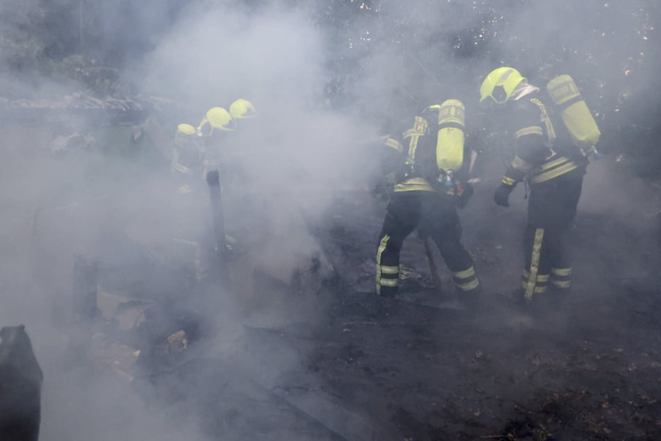Ein weiteres Ausbreiten der Flammen konnte durch das schnelle Eingreifen der Feuerwehr verhindert werden.