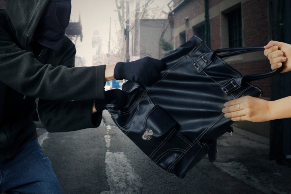 Sie versuchten, der Rentnerin die Handtasche zu entreißen. (Symbolfoto)