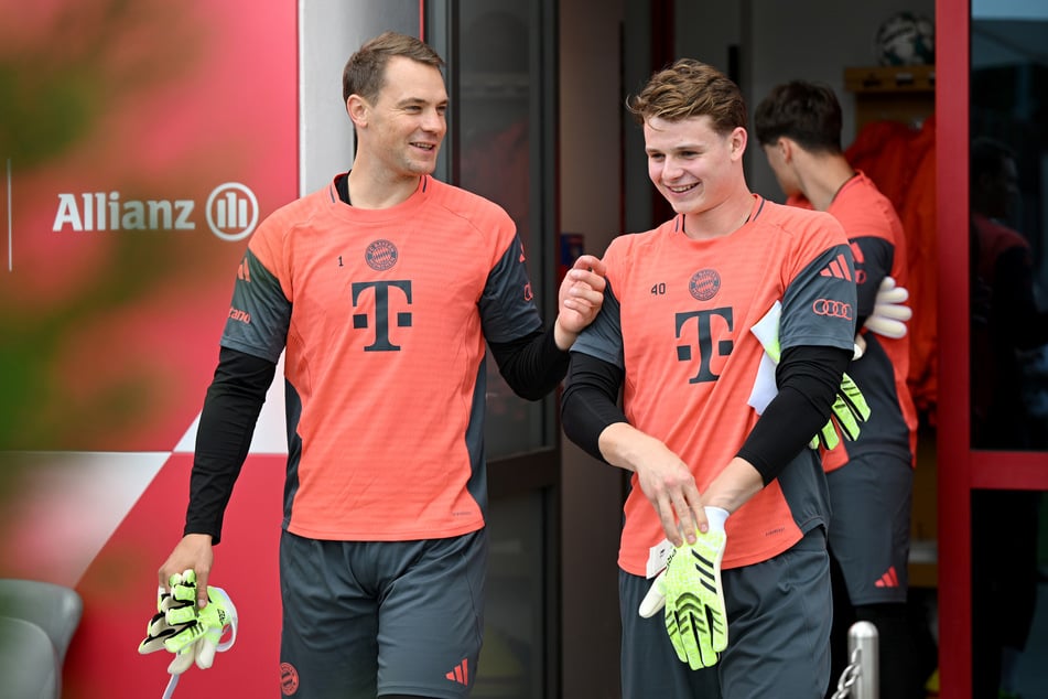 Manuel Neuer (39, l.) und Jonas Urbig (22) stehen beide für die Bayern im Tor.