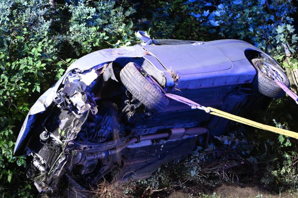 Horror-Crash: Hyundai-Fahrer überschlagt sich und landet in Baumgruppe