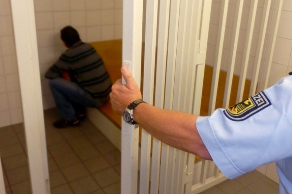Der Mann war zu lebenslanger Haft verurteilt worden und muss nun den Rest seiner Strafe in Niederbayern verbringen. (Symbolbild)