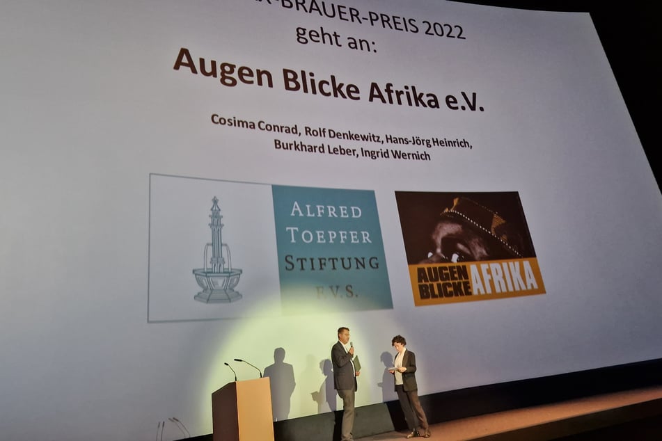 Keil mit Ansgar Wimmer, Vorstandsvorsitzender der Toepfer Stiftung, die den "Max-Brauer-Preis" verleiht.