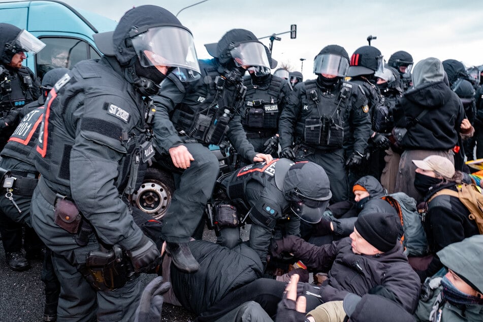 Zahlreiche Beamte hatten abseits des AfD-Parteitags versucht, die Demonstranten in Schach zu halten.