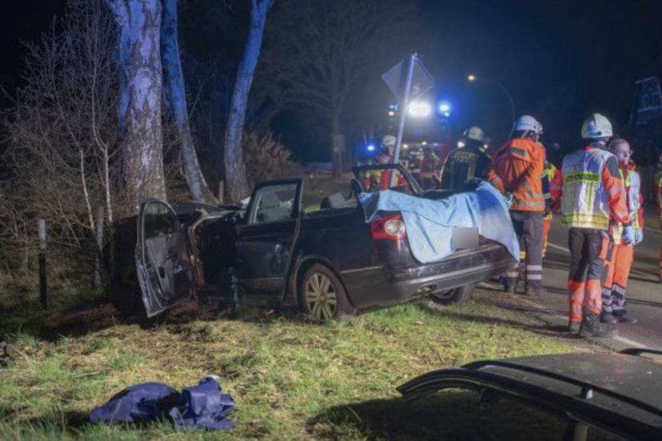 Am Sonntagabend kam bei Deutsch Evern in Niedersachsen ein VW Passat von der Fahrbahn ab und verunfallte.