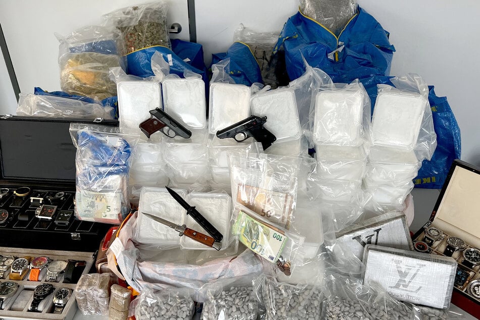 Schlag gegen Drogen-Bande: Riesige Menge sichergestellt, sechs Dealer festgenommen