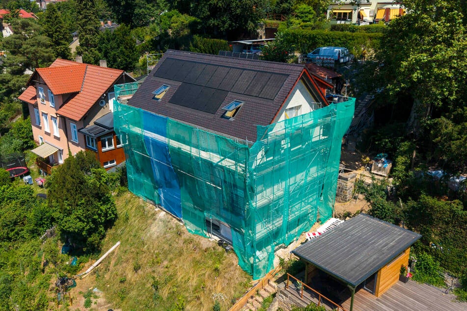 Auf dem Oberwachwitzer Weg entsteht gerade Dresdens erstes Strohballenhaus.