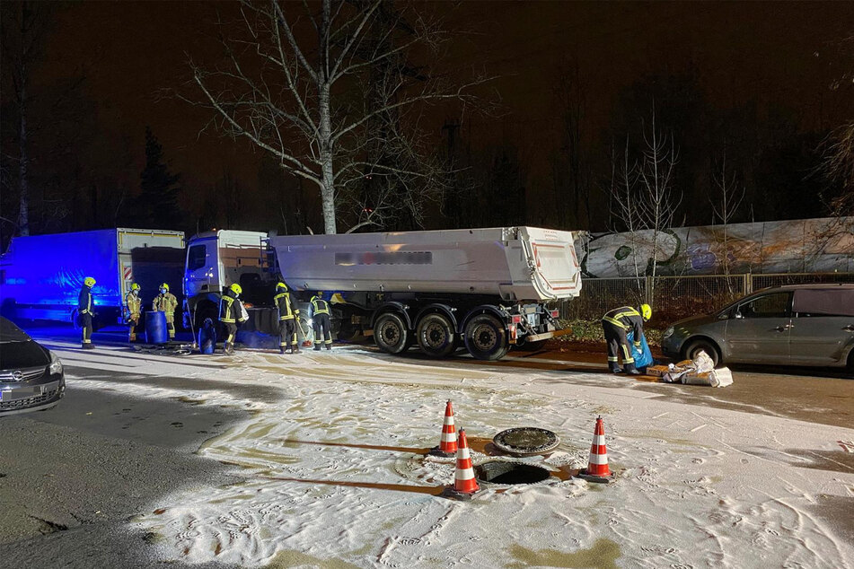 Etliche Kameraden der Berliner Feuerwehr mussten sich mitten in der Nacht um ausgelaufenen Treibstoff kümmern.