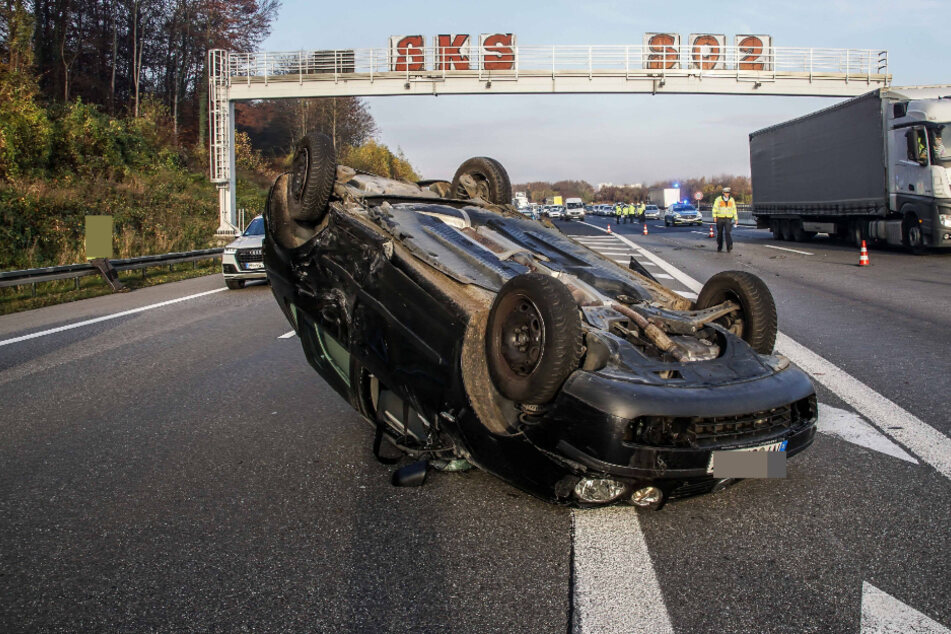 Ein am Unfall beteiligter Fahrer hat sich mit seinem Wagen überschlagen und ist auf dem Dach liegengeblieben.