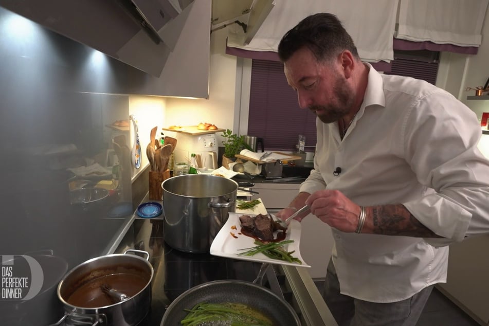 Thomas (60) serviert seinen Gästen am Finaltag Rinderbraten mit Gemüsebeilage.