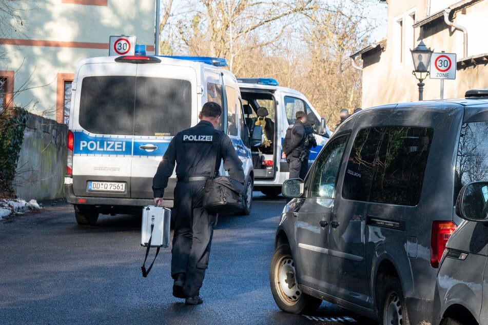 Mehrere Polizeifahrzeuge waren am Dienstag auf der Schloßstraße in Leisnig im Einsatz. Dort gab es eine Durchsuchung - offenbar wegen einer Cannabis-Plantage.