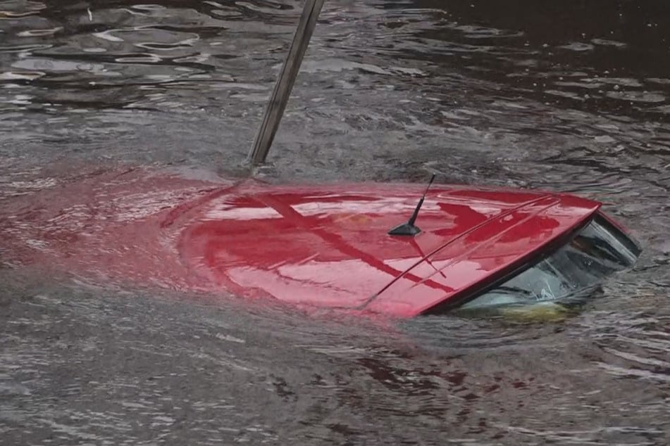 Der Toyota versank vollständig im Wasser.