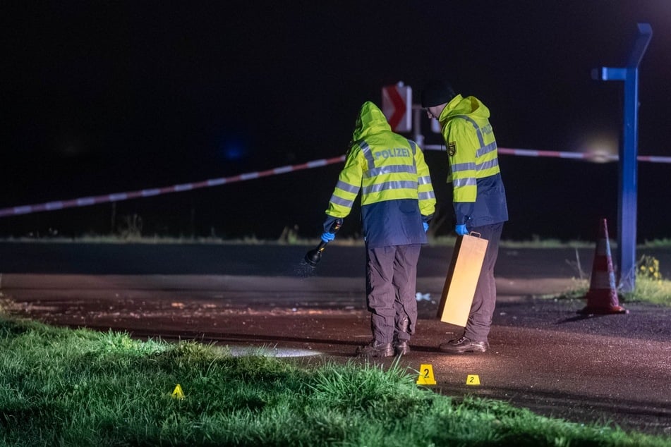 Gleichzeitig wurden rund um den beschädigten Zaun Spuren gesichert.