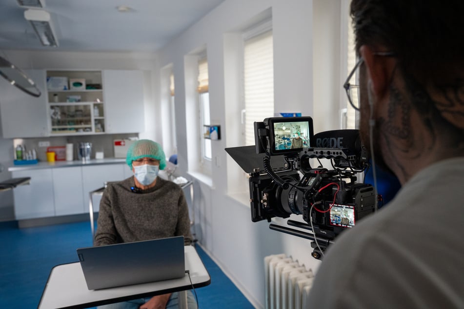 Die Doku "Ein TAG in der Fetischklinik: Warum Menschen hier freiwillig Schmerz suchen" gibt es ab sofort auf YouTube.