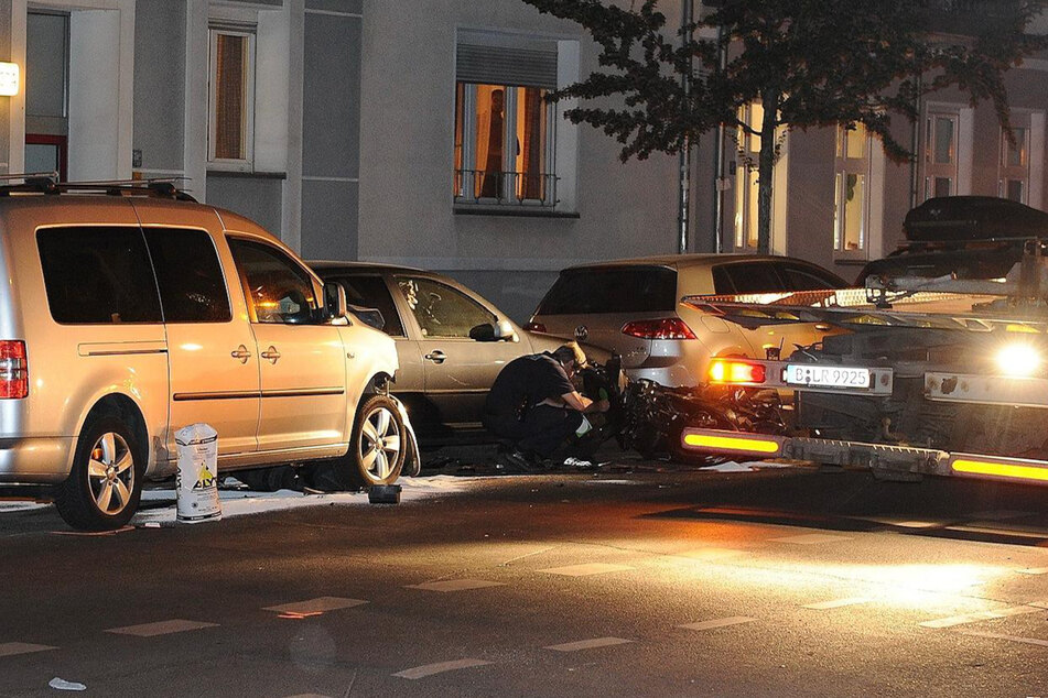Bei dem Unfall wurden gleich mehrere parkende Autos beschädigt.