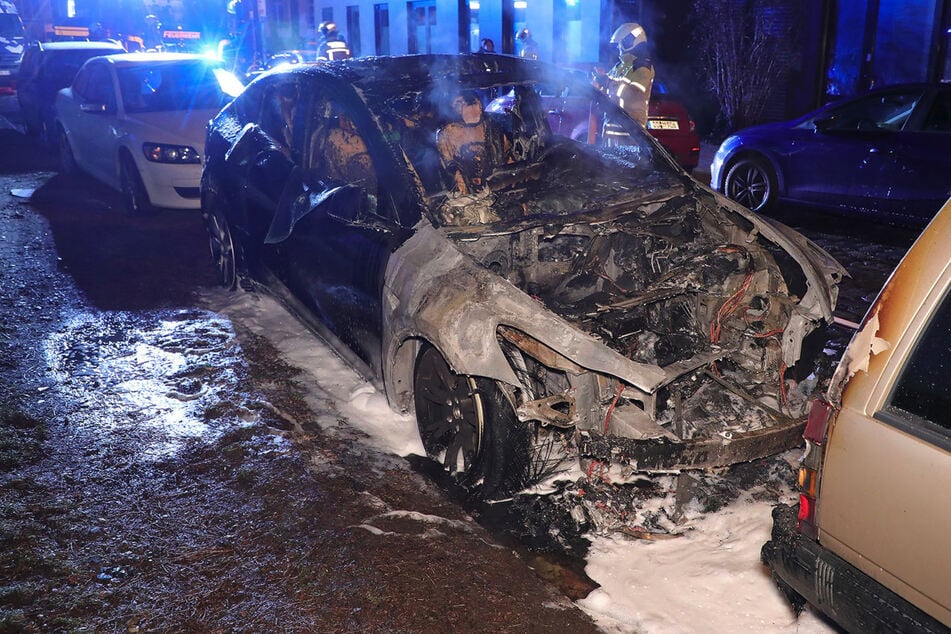 Mit Löschschaum brachten die Brandbekämpfer das Feuer am Elektroauto unter Kontrolle.