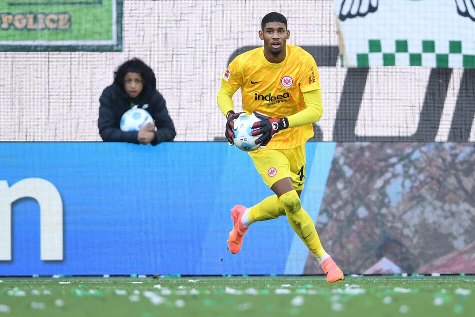 Des einen Freud, des anderen Leid: So oder so ähnlich ließe sich die Torhüter-Situation bei der Eintracht wohl beschreiben. Aufgrund der Trapp-Blessur kam der junge Kaua Santos (21) zu seinem Debüt.