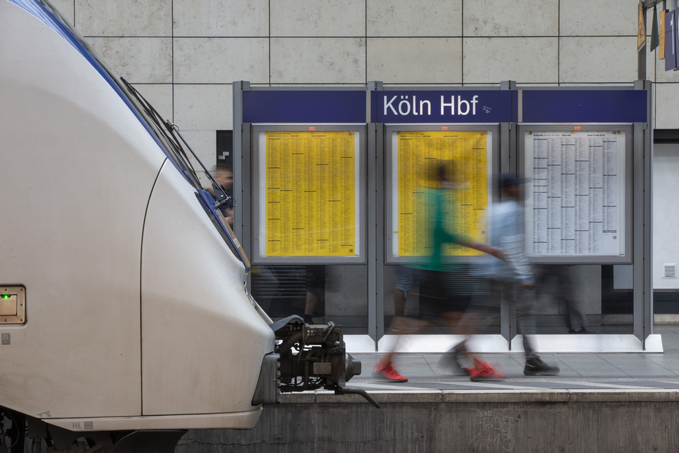Am Kölner Hauptbahnhof ist eine Frau auf einen 90-jährigen Mann losgegangen, weil sich dieser auf eine Bank im Schatten setzen wollte.