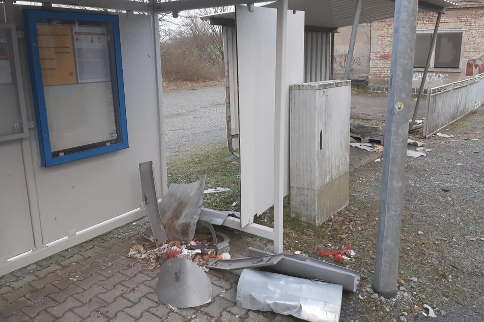 Von dem Mülleimer in Putzkau blieb nichts mehr übrig.