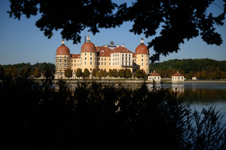 Der Kurfürst August der Starke führt am Freitag bei einer spannenden Tour durch das Moritzburger Schloss.
