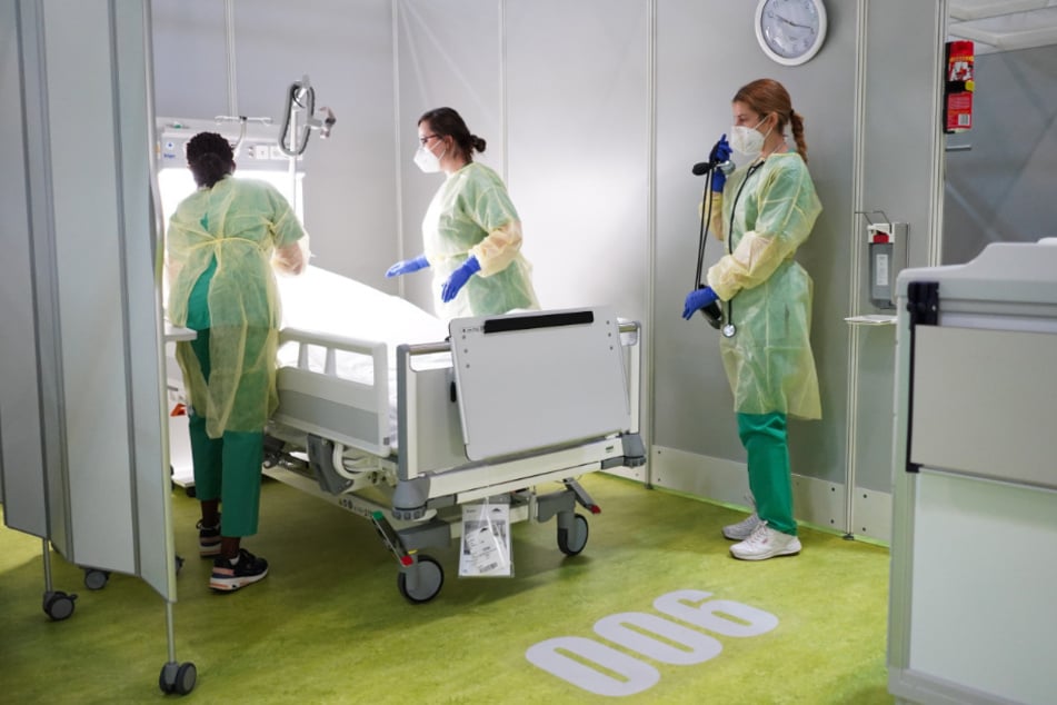 Auszubildende des Vivantes-Konzerns bereiten beim "Skills-Tranings" im Corona-Behandlungszentrum Jafféstraße (CBZJ) ein Bett für einen Patienten vor.