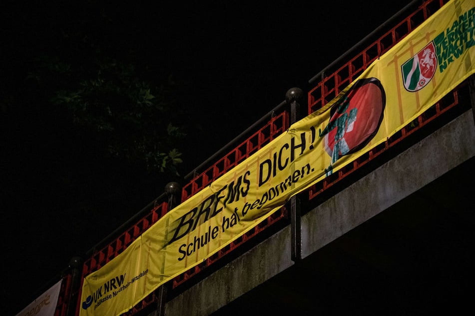 Ein Banner der Verkehrswacht, auf dem "Brems Doch! Schule hat begonnen" steht, hängt an einer Brücke in Mülheim an der Ruhr.