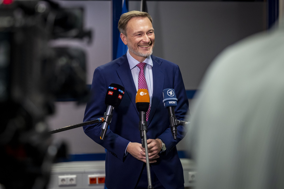 Aufatmen in der FDP-Führung: Die Partei bleibt in der Koalition mit SPD und Grünen.