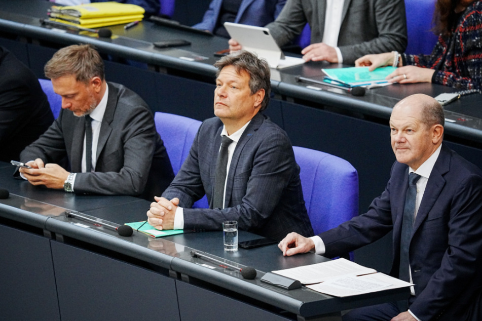 Bundeskanzler Olaf Scholz (65, SPD, r.), Christian Lindner (44, FDP, l.), Bundesminister der Finanzen, und Robert Habeck (53, Bündnis 90/Die Grünen, M), Bundesminister für Wirtschaft und Klimaschutz.
