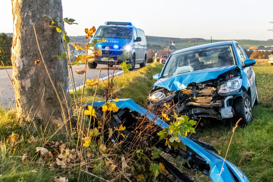 Crash im Erzgebirge: VW kracht gegen Baum und landet im Graben