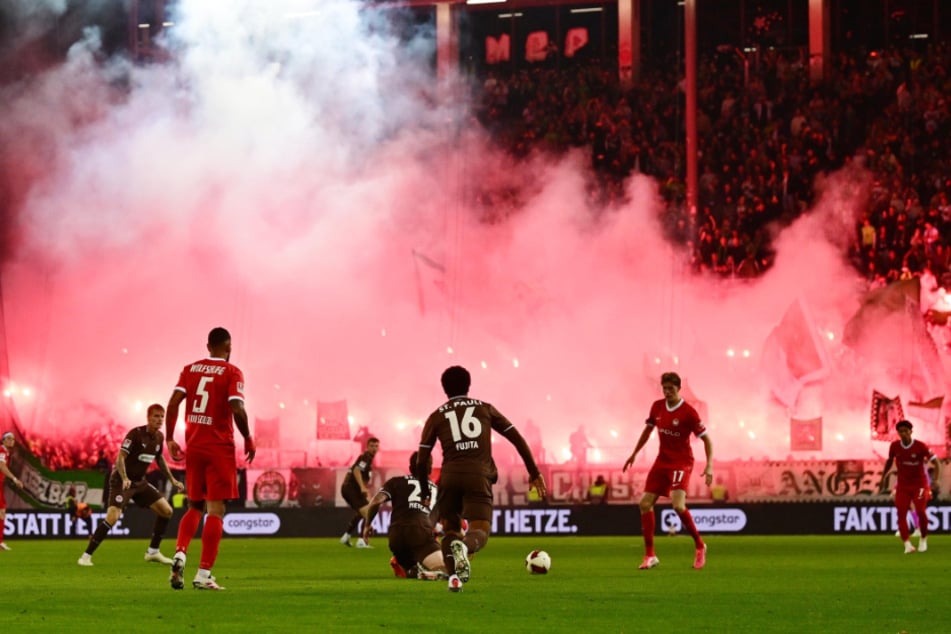 Die VfL-Fans zündeten in der zweiten Halbzeit ordentlich Pyro, die Mannschaften konnten allerdings nicht ganz an das Feuerwerk des ersten Abschnitts anknüpfen.