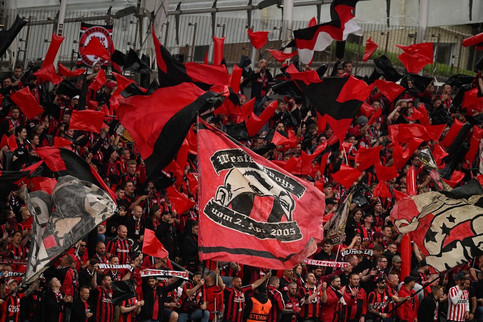 Die rund 15.000 mitgereisten Fans von Bayer Leverkusen verschaffen sich bereits Gehör - und wollen ihr Team so zum nächsten Titel peitschen.