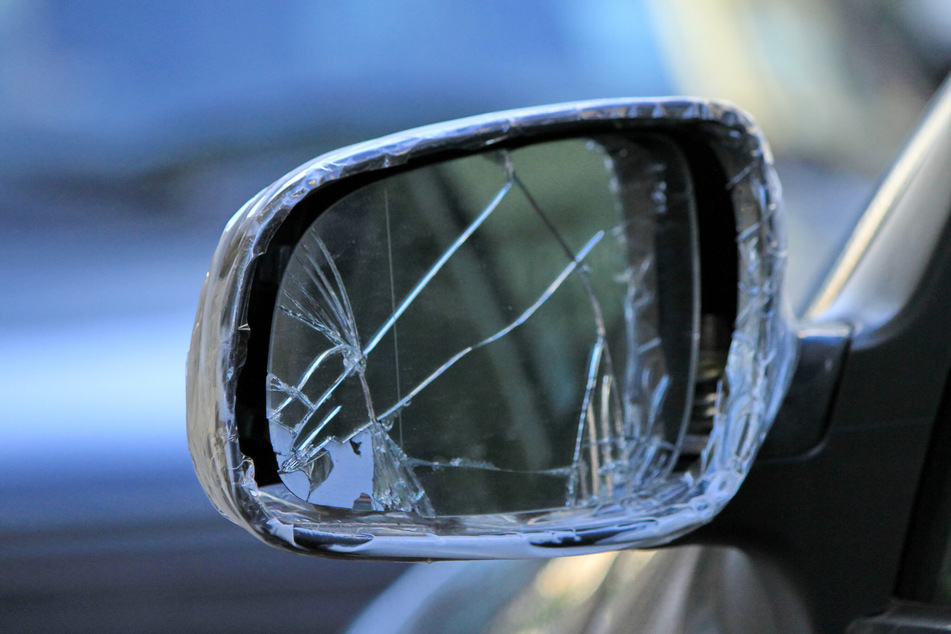 Die Täter schlugen die Heckscheiben der Fahrzeuge ein und beschädigten deren Spiegel (Symbolbild)