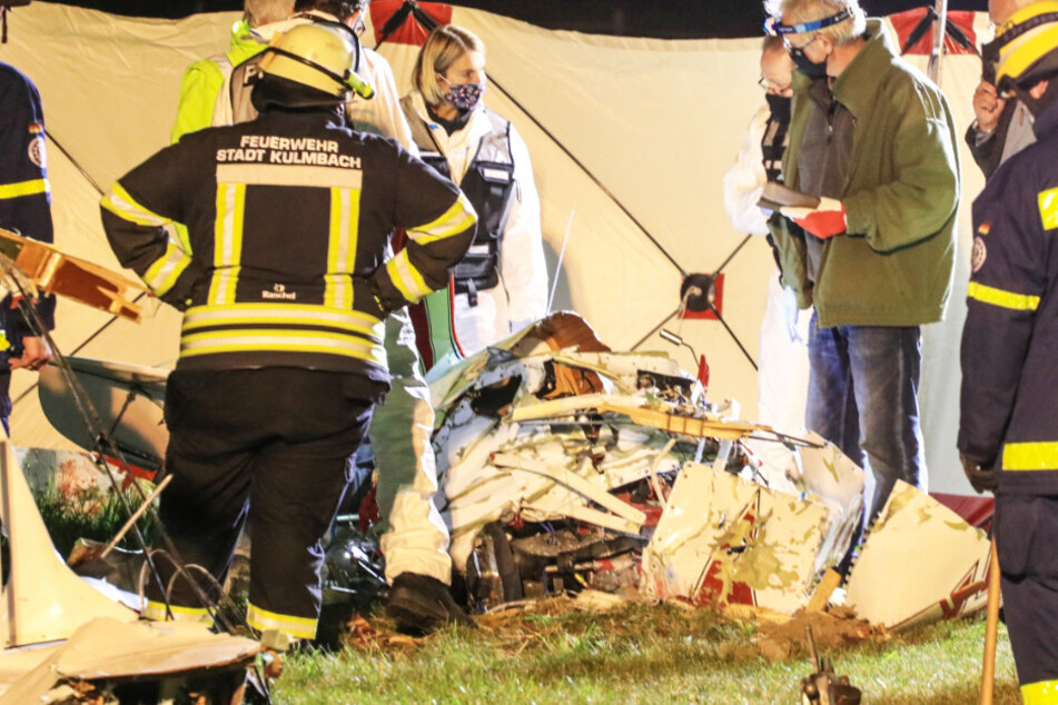 Nach dem folgenschweren Flugzeugabsturz in Oberfranken in Bayern ist die Identität des Piloten geklärt. Die Ermittlungen dauern jedoch weiter an.