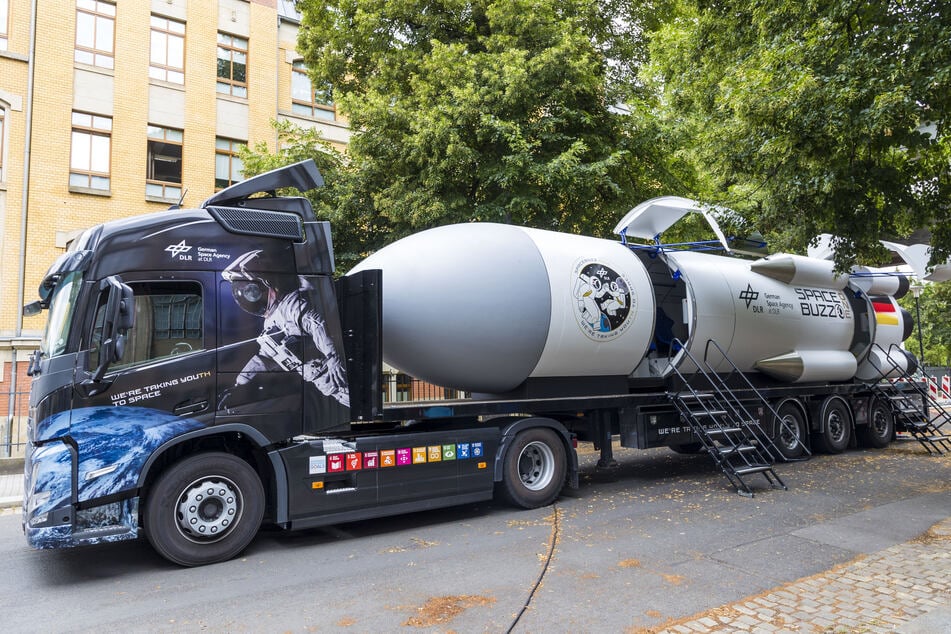 Der DLR-Raketen-Truck tourt derzeit durch Deutschland. Vier Wochen war er in Dresden zu bestaunen.