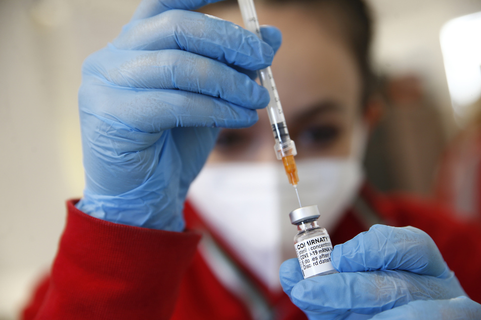 Italien, Rom: Ein medizinische Angestellte bereitet eine Corona-Schutzimpfung mit dem Impfstoff von Biontech/Pfizer im Impfzentrum im Porta di Roma Einkaufszentrum vor.