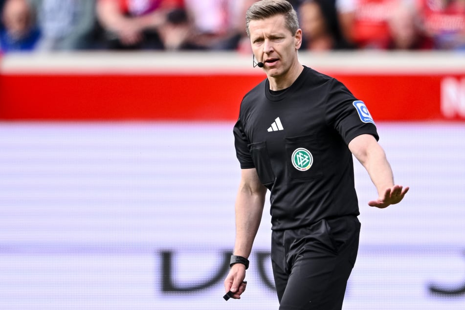 Tobias Welz (48) pfeift das DFB-Achtelfinale zwischen dem HSV und Holstein Kiel.