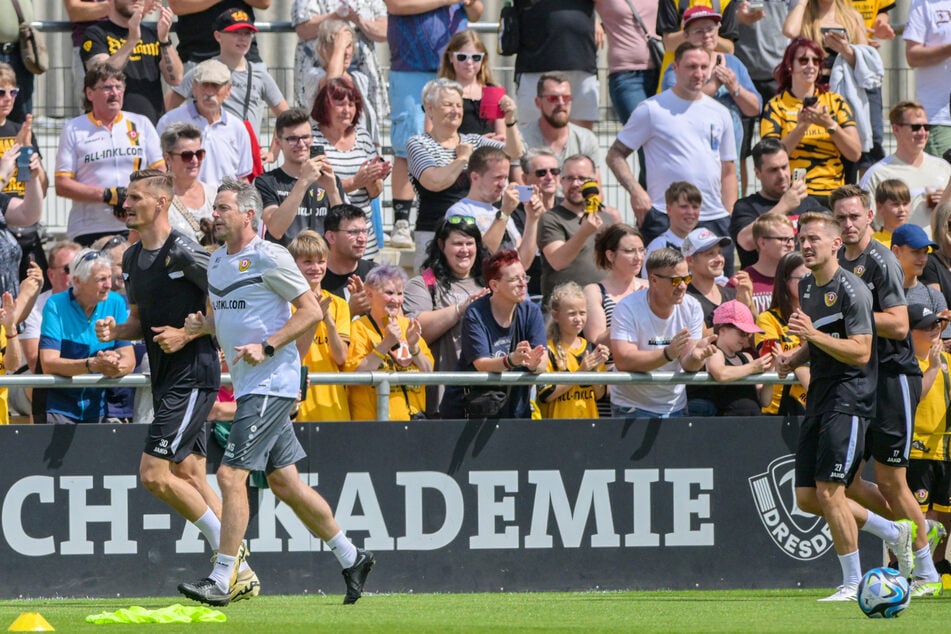 Der Routinier geht voran: Stefan Kutschke (35, l.) gibt mit Athletik-Coach Matthias Grahé (55, 2.v.l.) das Tempo vor.