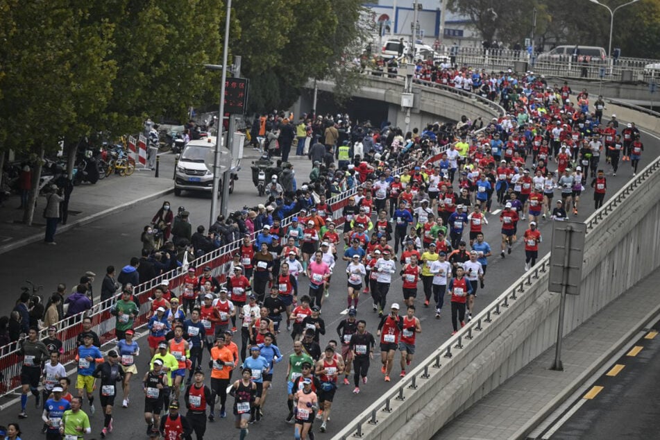 Zahlreiche Sportler nahmen am Marathon in Peking teil.