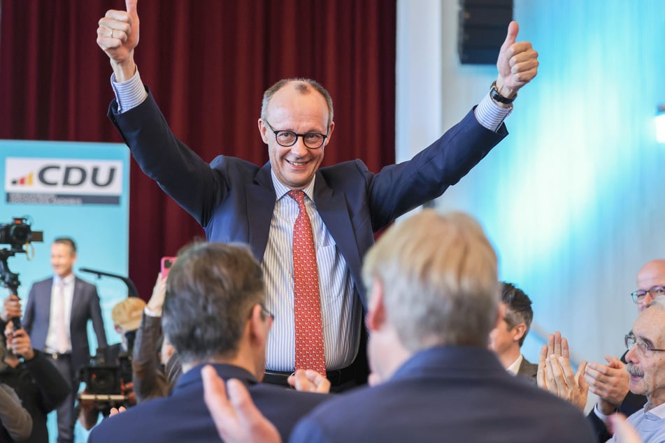 Daumen hoch für Friedrich Merz: Der 69-Jährige will bei der nächsten Bundestagswahl im Februar als Spitzenkandidat für die NRW-CDU ins Rennen gehen.