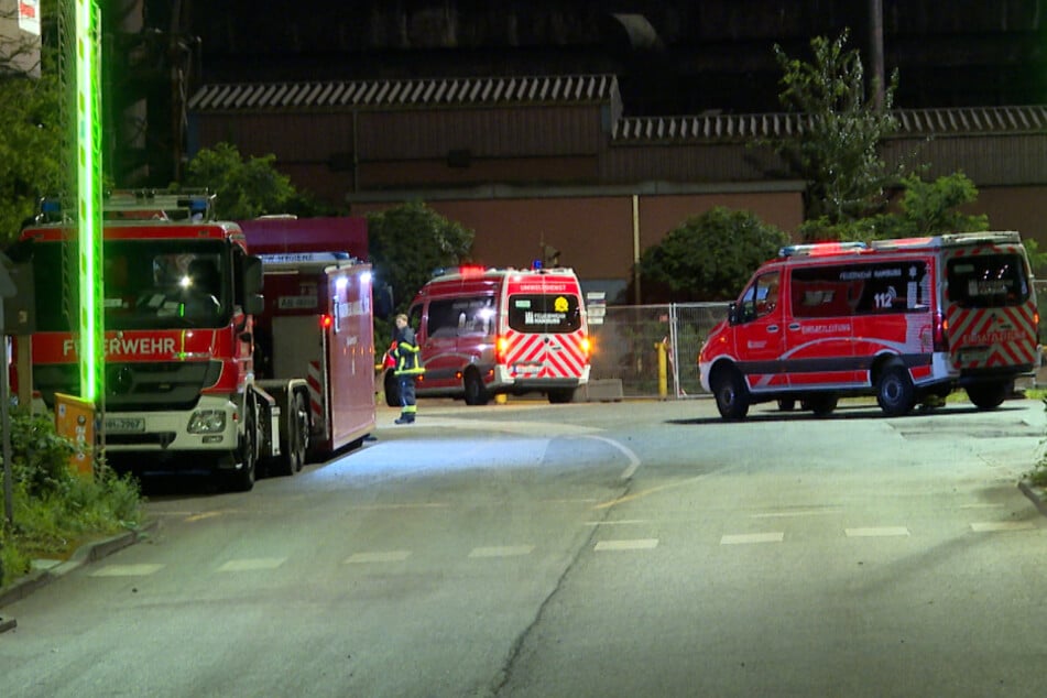 Die Feuerwehr rückte mit zahlreichen Kräften und Spezialfahrzeugen an.