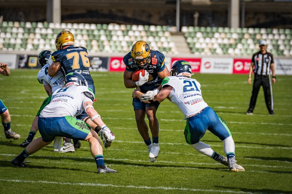 Starter wie Tofunmi Lala (mit Ball) standen beim Testspiel nicht lange auf dem Feld.